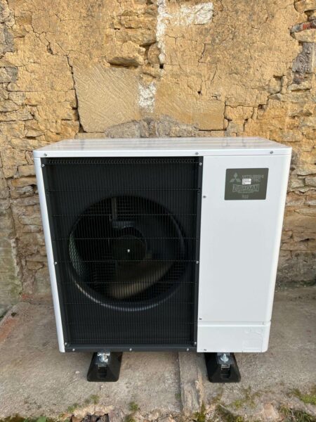 Pompe à chaleur air-eau Mitsubishi Electric Zubadan Silence installée chez un particulier par Lorraine Chauffage